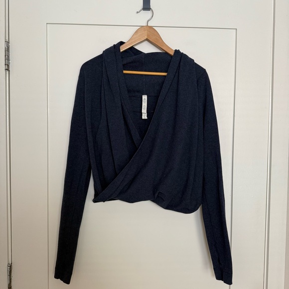 Lululemon Sweater Top Womens Sz 8 Dark Blue Twisted Wrap V Neck Long Sleeve Logo - Picture 1 of 8